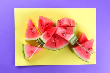 Karpuz pop art. Karpuz sarı mor zemin üzerine birçok parçaları. Doğal tatlı. Yaratıcı hikaye için vegan gıda ile. Sağlıklı gıda