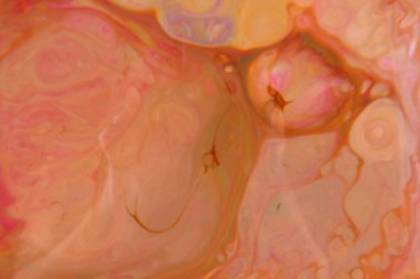 Sanat sıvı. Çok renkli arka plan üzerinde sıvı. Turuncu spot renkleri. Bulanık desen. Holografik doku