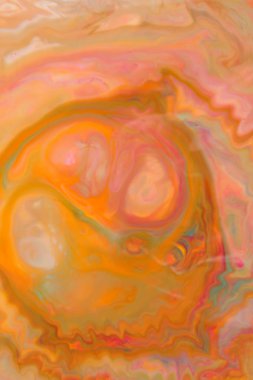 Sanat sıvı. Çok renkli arka plan. Turuncu spot renkleri. Bulanık desen. Sıvı üzerinde holografik doku