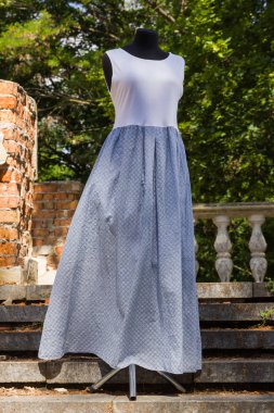 Yazlık elbise, jersey. Beyaz mavi elbiseyi mankeni. Kadın sarafan doğal kumaştan yapılmış. Doğal arka plan. Kopya alanı