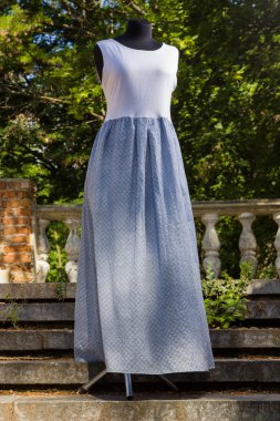 Yazlık elbise, jersey. Beyaz mavi elbiseyi mankeni. Kadın sarafan doğal kumaştan yapılmış. Doğal arka plan. Kopya alanı