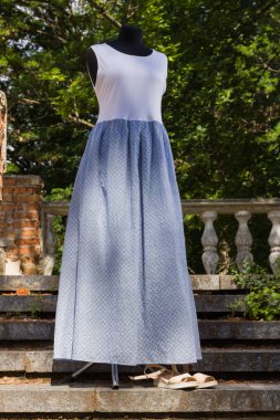 Yazlık elbise, jersey. Beyaz mavi elbiseyi mankeni. Kadın sarafan doğal kumaştan yapılmış. Doğal arka plan. Kopya alanı