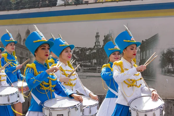 Pochód Karnawałowy Kocham Dnipro Marca Żeńskiej Orkiestry Festiwalu Karnawał Ukraina — Zdjęcie stockowe