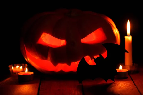 Halloween Tök Gyertyák Denevér Ragyogó Sütőtök Halloween Betakarítás Sötét Hangulatú — Stock Fotó