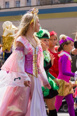 Karnaval kostümleri çocuklarda. Festival alayı renkli kostümleri. Farklı kıyafetler şehir Festivali. Karnaval Alayı 