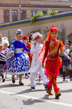 Karnaval kostümleri çocuklarda. Festival alayı renkli kostümleri. Farklı kıyafetler şehir Festivali. Karnaval Alayı 