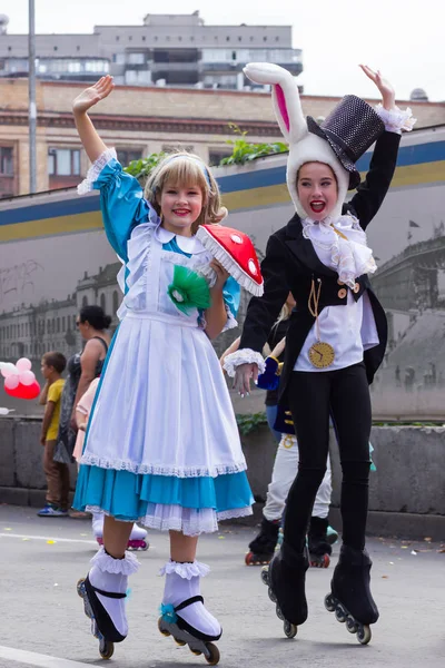 Děti Karnevalových Kostýmů Slavnostní Průvod Pestrých Kostýmech Různé Oblečení City — Stock fotografie
