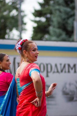 Hint karnaval kostümleri kızlarda. Hari Krishna'nın Festival alayı. Gala Festivali renkli elbiseler. Karnaval Alayı 