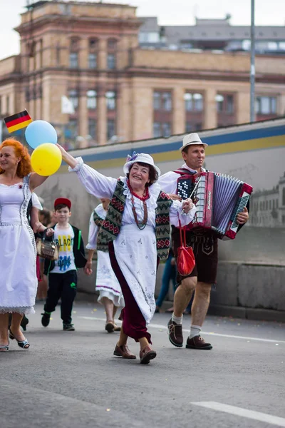 Karnevalståget Som Love Dnipro Personer Karnevalkostymer Nationella Kläder Festival Ukraina — Stockfoto