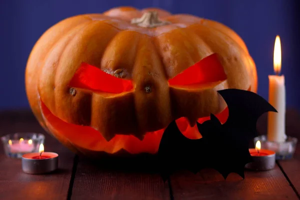 caretas assustadoras e engraçadas para o ícone de silhueta de abóbora de  halloween em fundo preto.