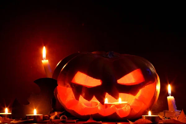 ハロウィンかぼちゃ バット 木製の背景にハロウィーンのカボチャ頭ジャック ランタン 秋の紅葉とキャンドル — ストック写真
