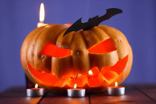 Abóbora Halloween Velas Morcego Abóbora Brilhante Colheita Para Halloween Atmosfera — Fotografia de Stock