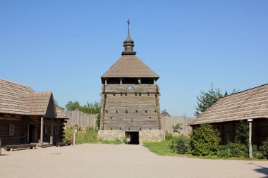 Tahta binalar. Kazakların ahşap evleri. Ukrayna 'nın Khorytsya adasındaki Zaporizhya Sich' teki ek binalar. Ortaçağ yaşam tarzı