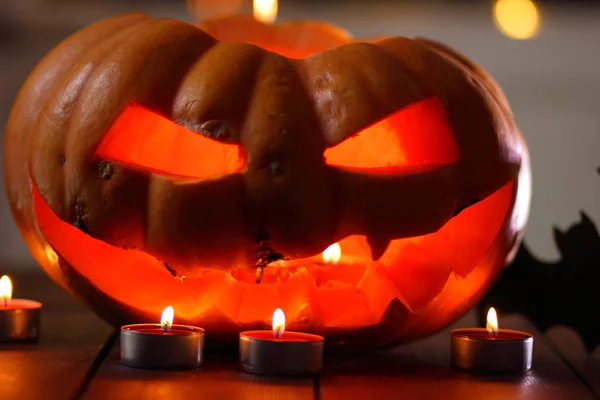 Zucca Halloween Candele Pipistrello Zucca Incandescente Halloween Con Bokeh Colorato — Foto Stock