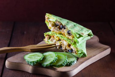 Shawarma sandviç. Yeşil Pide tavuk, mantar ve peynir. Barbekü et shawarma salatalık ahşap arka plan ile. Pide ızgara et ile. Amerikan mutfağı. Kopya alanı