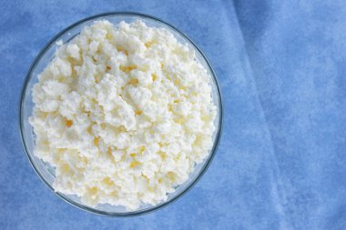 Süzme peynir. Mavi peçete üzerinde süzme peynir. Züccaciye Mağazaları suda peynir. Kahvaltıda süt ürünleri. Kopya alanı