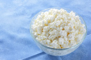 Süzme peynir. Mavi peçete üzerinde süzme peynir. Züccaciye Mağazaları suda peynir. Kahvaltıda süt ürünleri. Kopya alanı