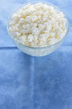 Süzme peynir. Mavi peçete üzerinde süzme peynir. Züccaciye Mağazaları suda peynir. Kahvaltıda süt ürünleri. Kopya alanı