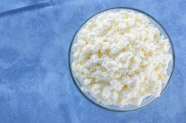 Süzme peynir. Mavi peçete üzerinde süzme peynir. Züccaciye Mağazaları suda peynir. Kahvaltıda süt ürünleri. Kopya alanı