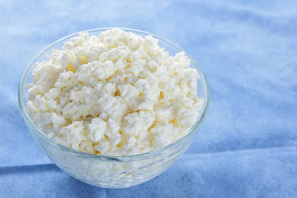 Süzme peynir. Mavi peçete üzerinde süzme peynir. Züccaciye Mağazaları suda peynir. Kahvaltıda süt ürünleri. Kopya alanı