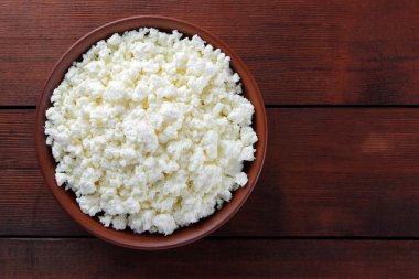 Süzme peynir. Ahşap kurullarında süzme peynir. Toprak çanak yumuşak beyaz peynir. Tahta kaşık ile süt ürünü. Kopya alanı