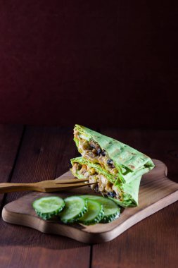 Sandviç. Yeşil Pide tavuk, mantar ve peynir. Barbekü et shawarma salatalık ahşap arka plan ile. Pide ızgara et ile. Amerikan mutfağı. Kopya alanı