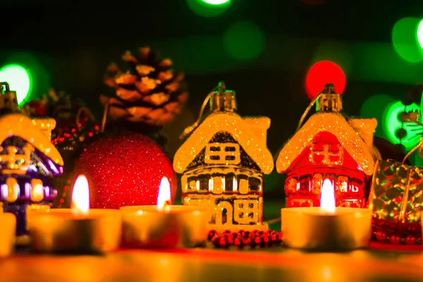 Feliz Navidad Casas Juguetes Velas Decoraciones Navideñas Sobre Fondo Borroso —  Fotos de Stock