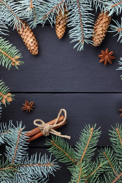 크리스마스 전나무 가지와 소나무 콘입니다 전나무 어두운 보드에 크리스마스 그리고 — 스톡 사진