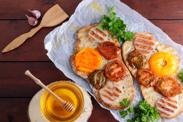 Toast Med Grillade Grönsaker Vegetarisk Mat Röda Och Gula Tomater — Stockfoto