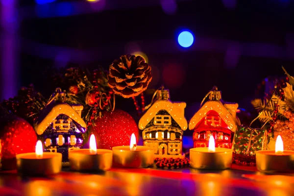 Feliz Navidad Casas Juguetes Velas Decoraciones Navideñas Sobre Fondo Borroso —  Fotos de Stock