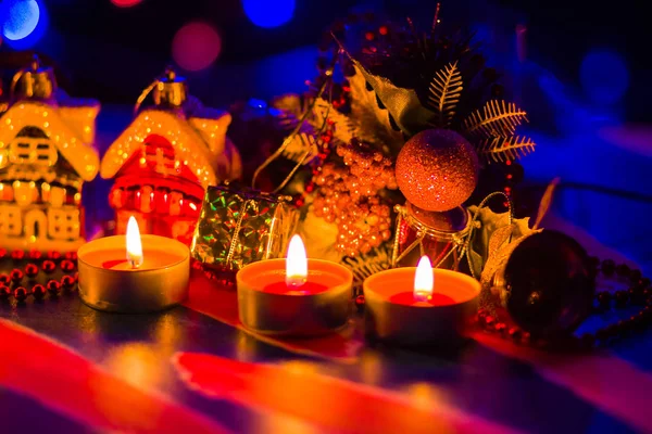 メリー クリスマス グッズ住宅やろうそくの光 背景をぼかした写真のクリスマスの装飾 祭りの夜 スプルースの枝とボケ味を持つクリスマスのおもちゃ コピー スペース — ストック写真
