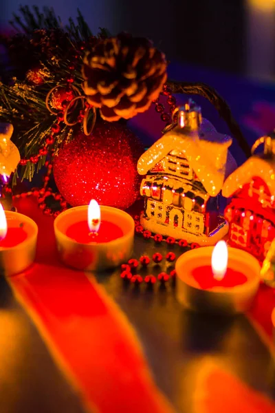 メリー クリスマス グッズ住宅やろうそくの光 背景をぼかした写真のクリスマスの装飾 祭りの夜 スプルースの枝とボケ味を持つクリスマスのおもちゃ コピー スペース — ストック写真