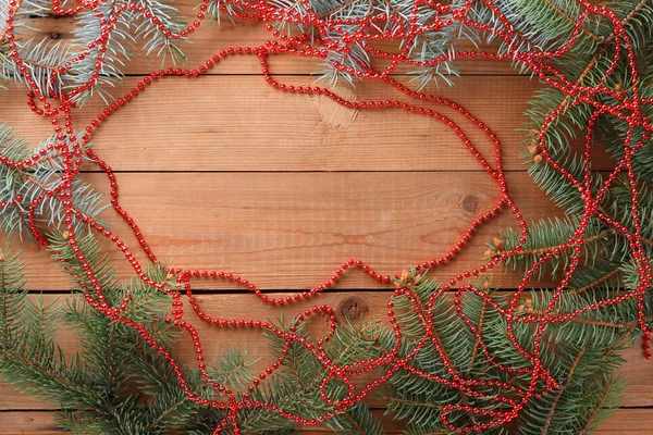 Tannenzweige Und Rote Halskette Auf Holzbrettern Weihnachtsdekoration Auf Holzgrund Weihnachtsbaumzweige — Stockfoto