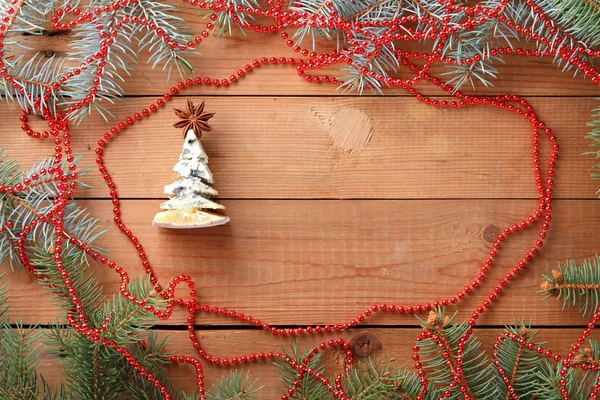 Weihnachtsbaum Aus Käse Mit Roten Dekorationen Auf Holzbrettern Fichtenzweige Auf — Stockfoto