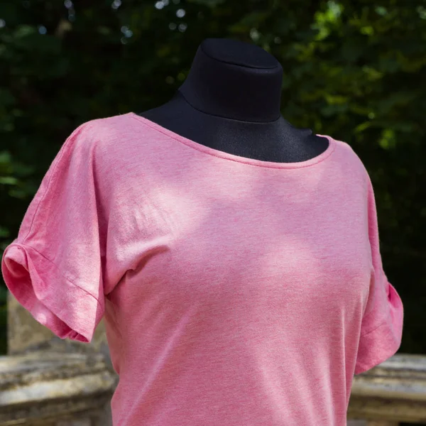 Shirt Feminina Cor Rosa Manequim Blusa Verão Com Tecido Natural — Fotografia de Stock