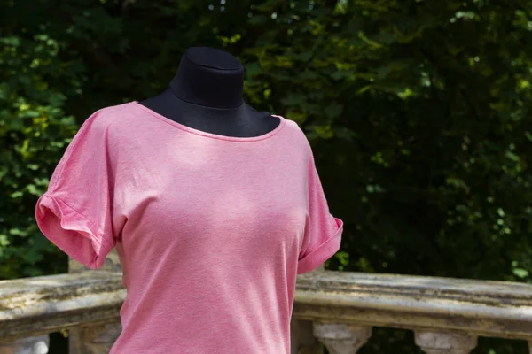 Shirt Feminina Cor Rosa Manequim Blusa Verão Com Tecido Natural — Fotografia de Stock