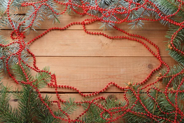 Tannenzweige Und Rote Halskette Auf Holzbrettern Weihnachtsdekoration Auf Holzgrund Weihnachtsbaumzweige — Stockfoto