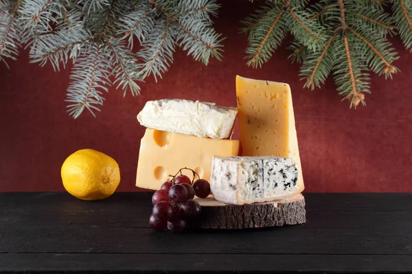 Verschiedene Käsesorten Auf Hölzernem Hintergrund Und Christbaumzweige Schweizer Käse Dorblu — Stockfoto