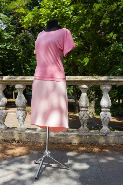 Pembe bluz ve manken üzerinde pembe etek. Doğal kumaş ile yaz ceket. Kadın giyim yeşil ağaçlar arka plan üzerinde pembe