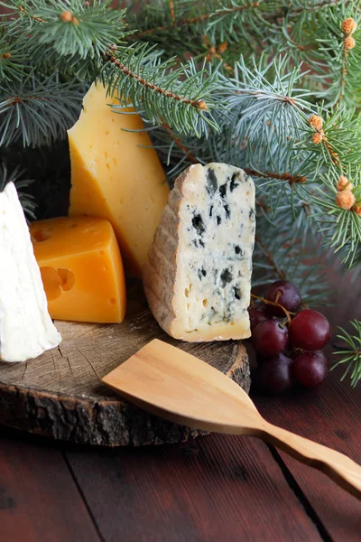 Différentes Sortes Fromage Fruits Avec Des Branches Arbre Noël Fromage — Photo