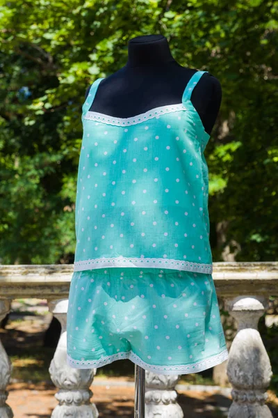 Schlafanzüge Mit Tupfenmuster Nachtwäsche Für Frauen Auf Schaufensterpuppe Leichte Pyjamas — Stockfoto