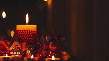 Çam dalları ve Noel oyuncaklar bokeh ile. Neşeli Noel. Oyuncak ev ve mum ışığı. Noel süslemeleri üzerinde arka plan bulanık. Festival akşam