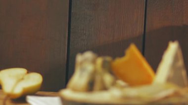 Peynir ve armut ahşap kurullarında parçaları çeşitli türü. Mavi peynir, camembert ve ahşap stand sert peynir. Peynir ve olgun armut