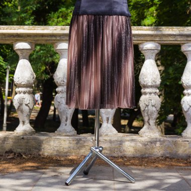 Kahverengi etek manken üzerinde. Doğal zemin üzerine modülasyon ile etek. Pullu kumaş kadın giyim için. Terzilik birey