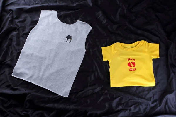 Naaien Voor Kinder Shirts Met Handgemaakte Tekening Grijs Geel Stof — Stockfoto