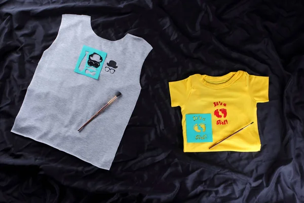 Dikiş Yapımı Çizim Ile Çocuk Shirt Gri Sarı Kumaş Koyu — Stok fotoğraf