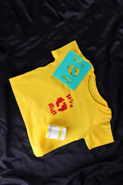 Costura Camisetas Crianças Com Desenho Feito Mão Tecido Amarelo Fundo — Fotografia de Stock