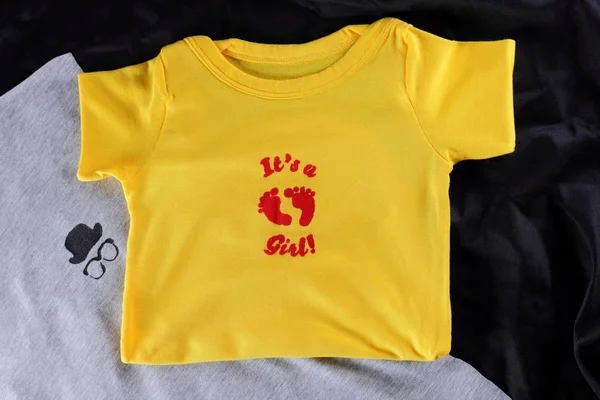 Jahitan Kaos Anak Anak Dengan Gambar Buatan Tangan Kain Kuning — Stok Foto