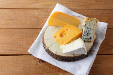 Peynir beyaz kumaş üzerine çeşitli türleri. Camembert, sert sarı peynir, dorblu ahşap kurullarında. Süt ürünleri Beyaz peçeteye. Kopya alanı