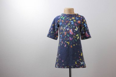 Kelebek desenli yün elbise. Manken sıcak mavi elbiseyi. Dikiş kadın giyim sipariş. Kadın giysileri beyaz arka plan üzerinde kış